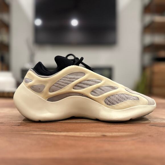 Yeezy x Adidas Authentic Men’s US 9.5 Yeezy Boost 700 V3 AZAEL Sneaker FW4980 main image 8